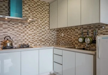 Kitchen 1BR Royale SpringHill Residence Apartment at Tower Bulgari