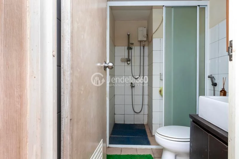 Bathroom High Floor 2BR Apartment with City View at Kebagusan City Apartment