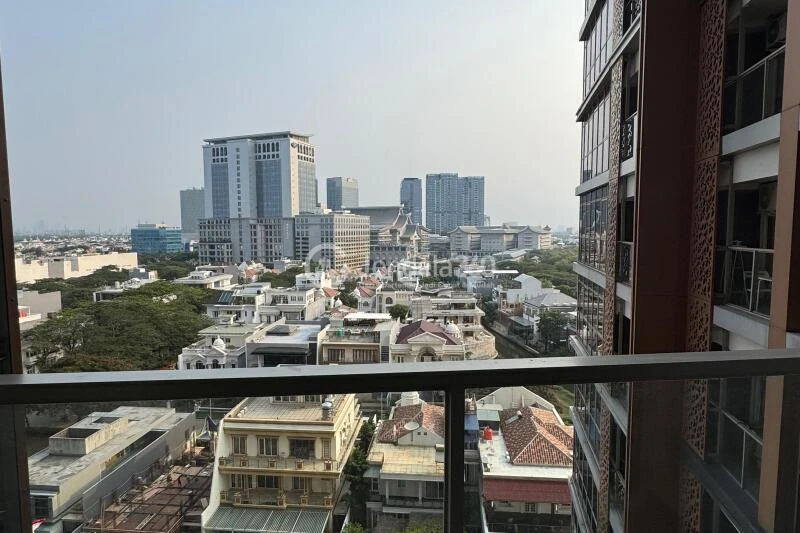 Balcony Low Floor 1BR Apartment with City View at Gold Coast Apartment