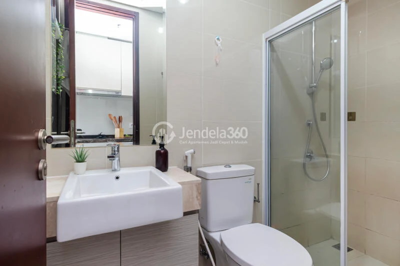 Bathroom Middle Floor Studio Apartment with City View at Puri Mansion