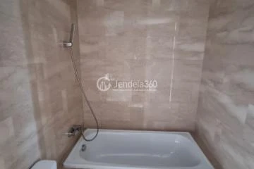 Bathroom Cozy 3BR Apartment High Floor with City View at Holland Village Apartment