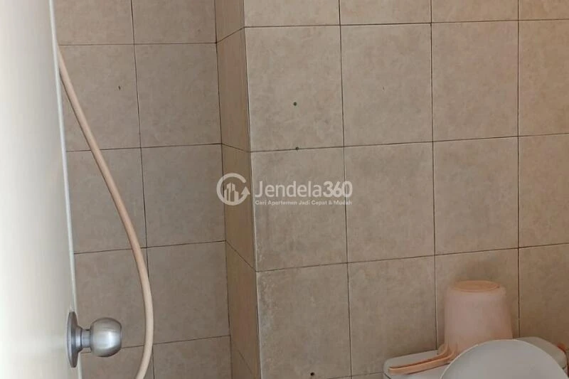 Bathroom Spotless Studio Apartment Low Floor with  View at Margonda Residence 2