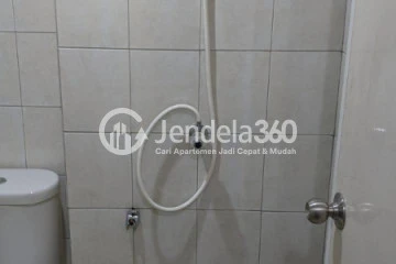 Bathroom Simply Look Studio Apartment at Bintaro Park View Low Floor
