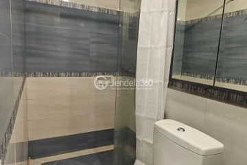 Bathroom Stylish 2BR Apartment Middle Floor with City View at Cosmo Terrace - Jakarta Residence Thamrin City