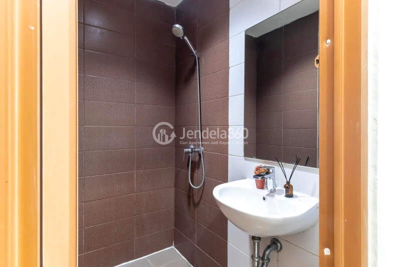 Bathroom Studio Apartment with city View at Puri Orchard Apartment