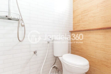 Bathroom 2BR Bintaro Park View Apartment at Middle Floor