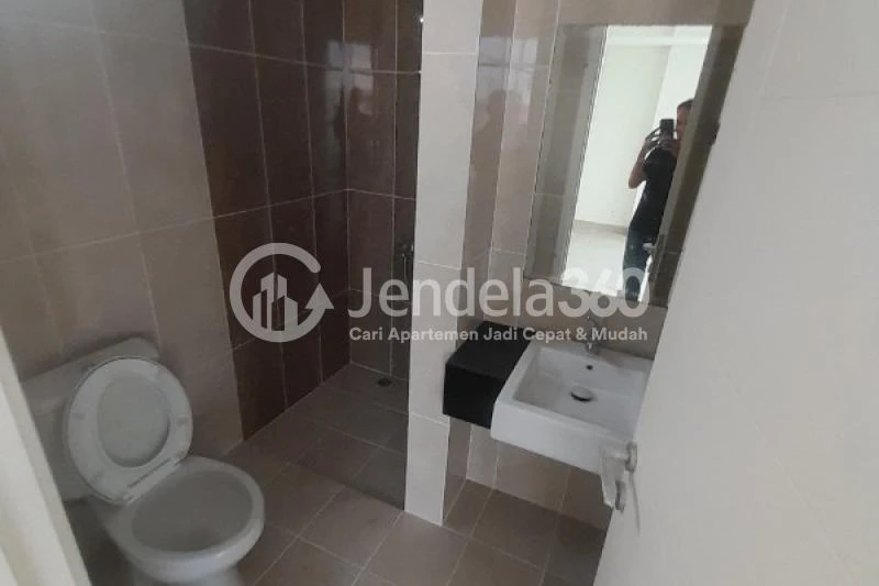 Bathroom Low Floor 4BR Apartment with City View at Rainbow Springs Condovillas