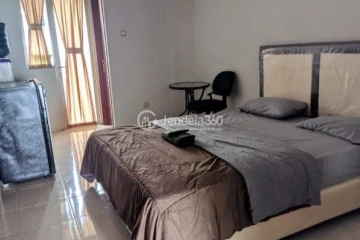 Bedroom Studio Green Lake View Apartment at Low Floor