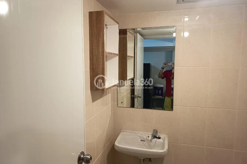 Bathroom Cozy Studio Apartment at The Springlake Summarecon Tower Tower elodea