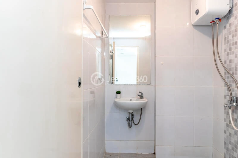 Bathroom 2BR Apartment with City View at Tokyo Riverside Apartment