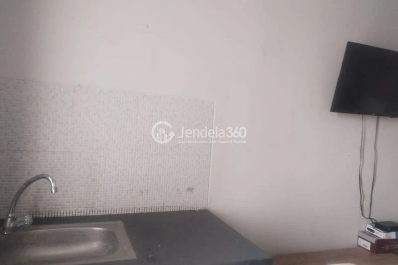Kitchen Low Floor Studio Apartment with Water Park View at Green Lake View Depok Apartment