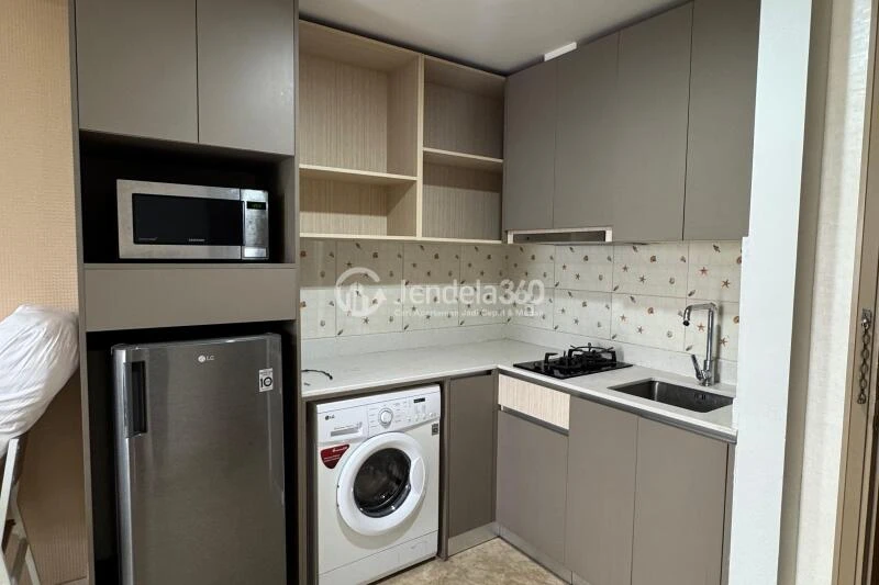 Kitchen Low Floor 1BR Apartment with City View at Gold Coast Apartment