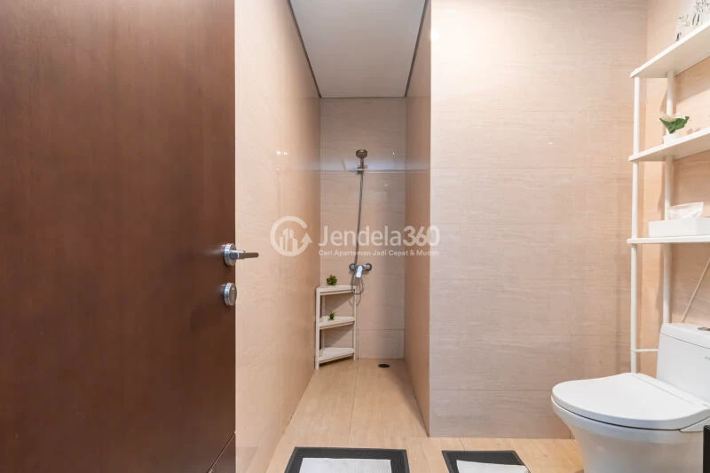 Bathroom 1BR Apartment with City View at AKR Gallery West Residence