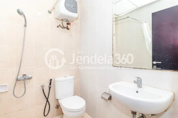 Bathroom Affordable Studio Apartment Low Floor with  View at Nifarro Park Apartment