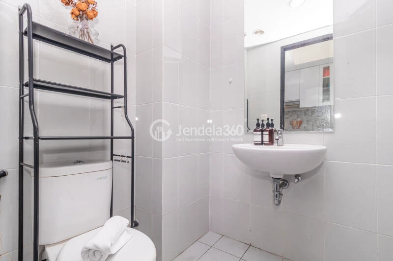 Bathroom Studio Apartment with City View at Casa De Parco Apartment