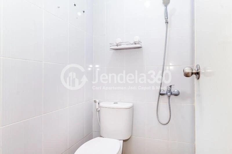 Bathroom Middle Floor Studio Apartment with City View at LA Hub City Apartment