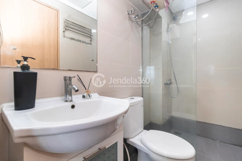 Bathroom Maqna Residence 2BR Fully Furnished