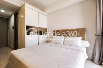 Bedroom Studio Apartment in The Premium Area with Exotic Pool at Gold Coast Apartment