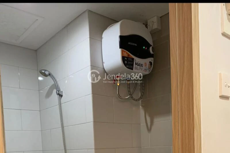 Bathroom Homey Studio Apartment at Taman Melati Sinduadi Apartment Tower Lantai 7