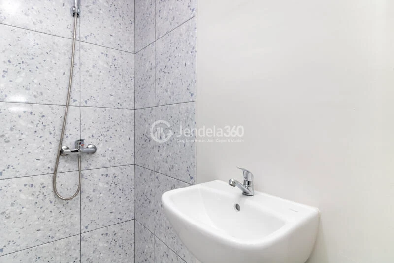 Bathroom 1BR Apartment with  View at Meikarta Apartment