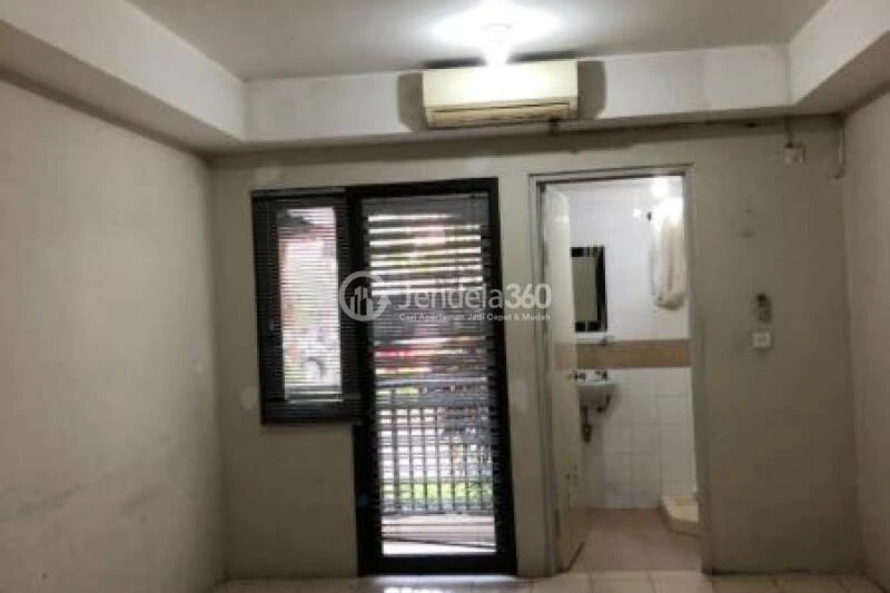 Bedroom Low Floor Studio Apartment with Swimming Pool View at Metropark Condominium