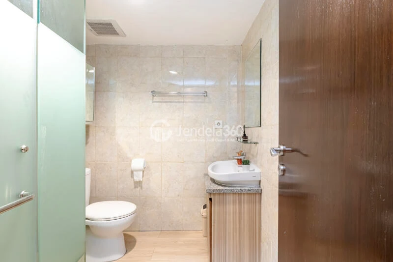 Bathroom Studio Apartment with  View at Tamansari Hive Cawang