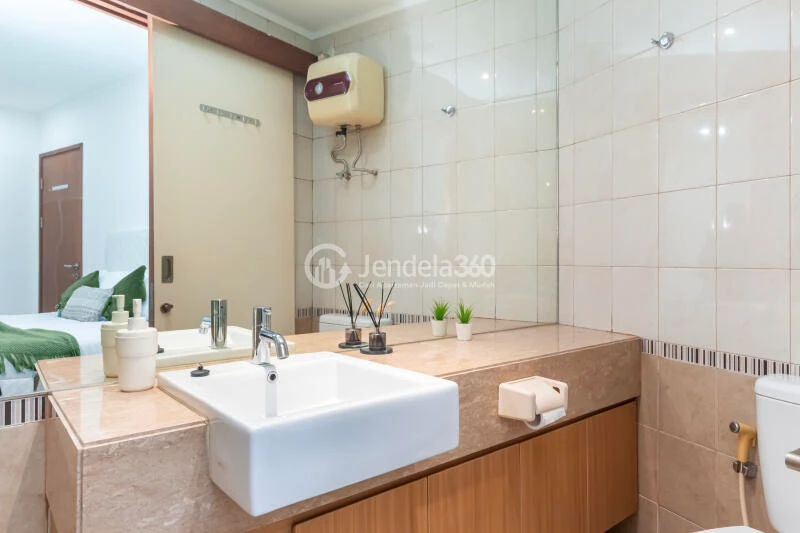 Bathroom 2 High Floor 2BR Apartment with City View at Sahid Sudirman Residence