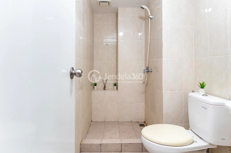Bathroom 3BR The Springlake Summarecon Apartment at Tower Caldesia