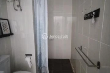 Bathroom High Floor 1BR Apartment with City View at Neo Soho Residence