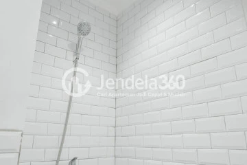 Bathroom Middle Floor 2BR Apartment with City View at Gardenia Boulevard Apartment