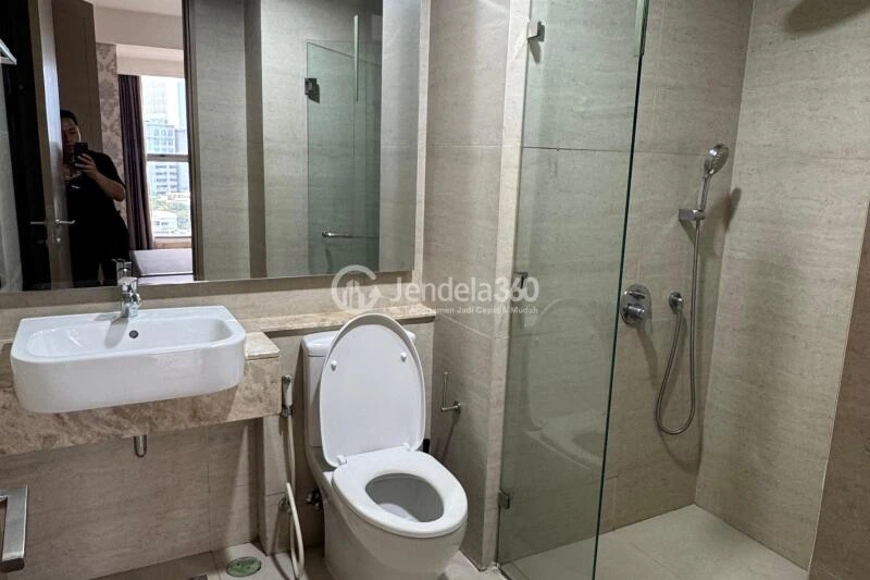 Bathroom Low Floor 1BR Apartment with City View at Gold Coast Apartment