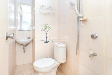 Bathroom Low Floor 2BR Apartment with City View at Serpong Green View Apartment