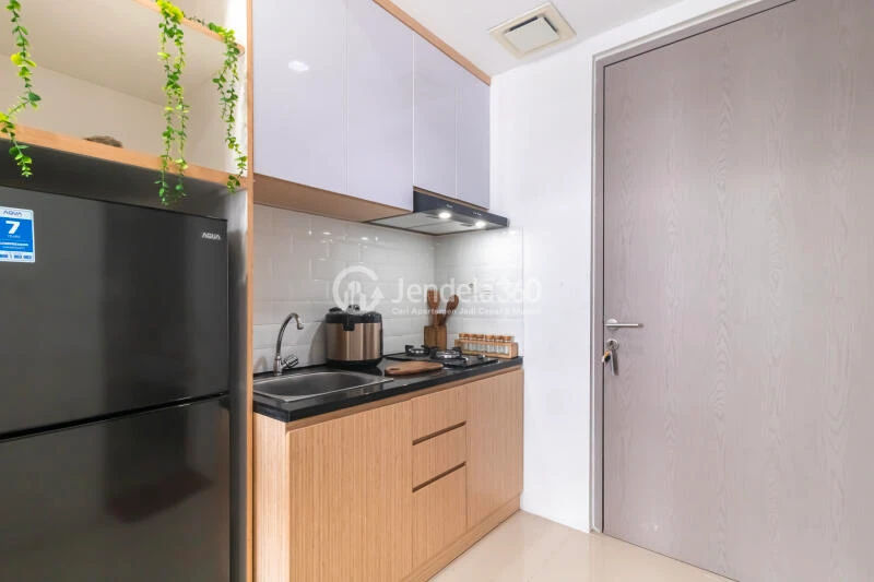 Kitchen Strategic Location 1BR Apartment High Floor with City View at Vasanta Innopark Apartment