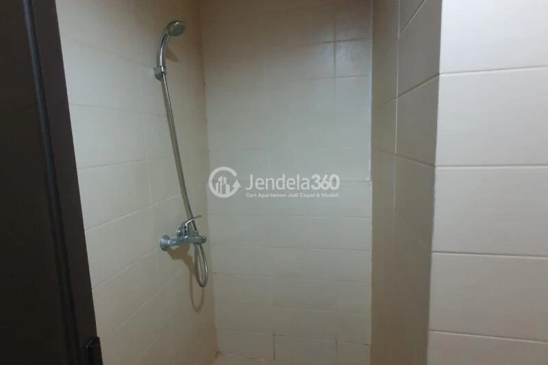 Bathroom High Floor 1BR Apartment with City View at Belmont Residence