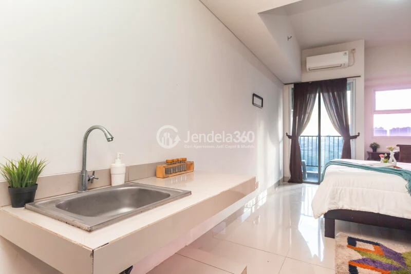 Kitchen Studio Apartment with  View at Parkland Avenue Apartment