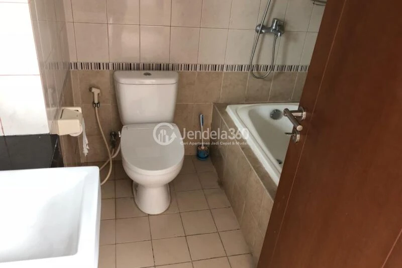 Bathroom High Floor 2BR Apartment with City View at Sahid Sudirman Residence