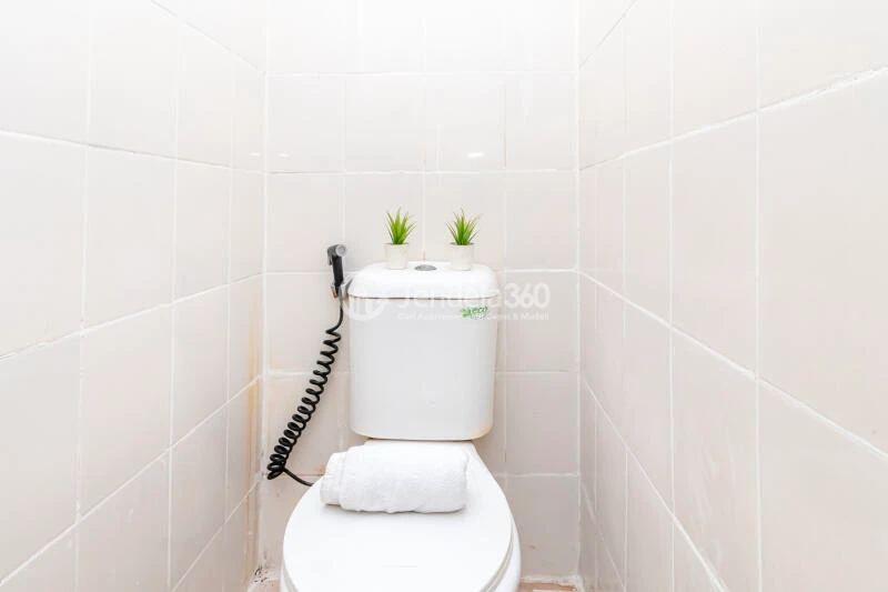 Bathroom Middle Floor 2BR Apartment with City View (Barat) View at Pancoran Riverside Apartment