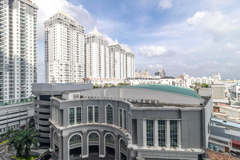 Balcony Fancy 1BR Apartment Low Floor with  View at MOI City Home