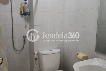 Bathroom Low Floor 1BR Apartment with City View at Signature Park Apartment