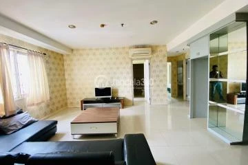 Living Room Middle Floor 3BR Apartment with City View at Green Central City Apartment
