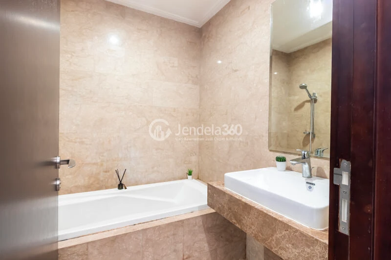 Bathroom Low Floor 2BR Apartment with  View at Menteng Park
