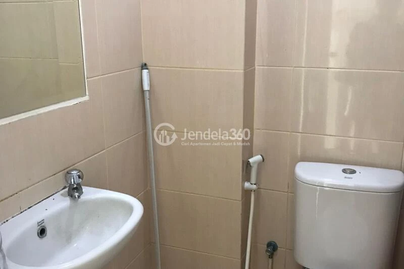 Bathroom Studio Apartment with  View at Dave Apartment