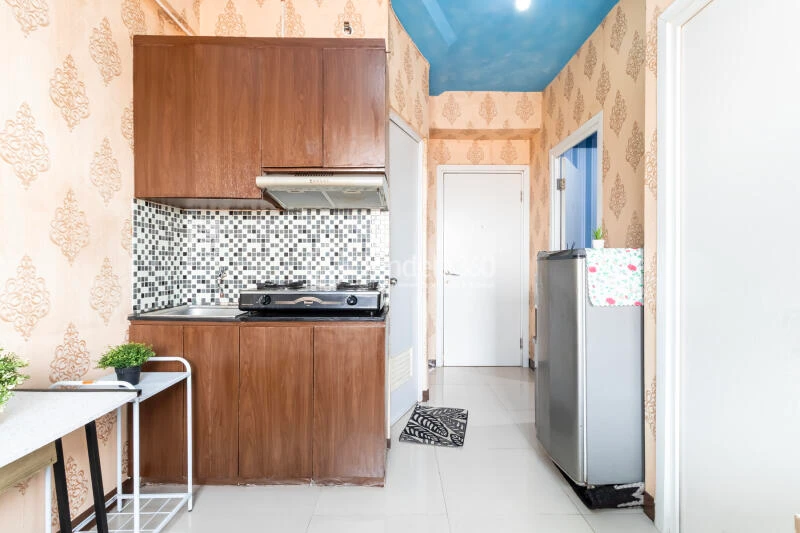Kitchen High Floor 2BR Apartment with City View at Green Pramuka City Apartment