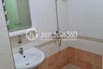Bathroom 2BR Permata Eksekutif Apartment at Tower -