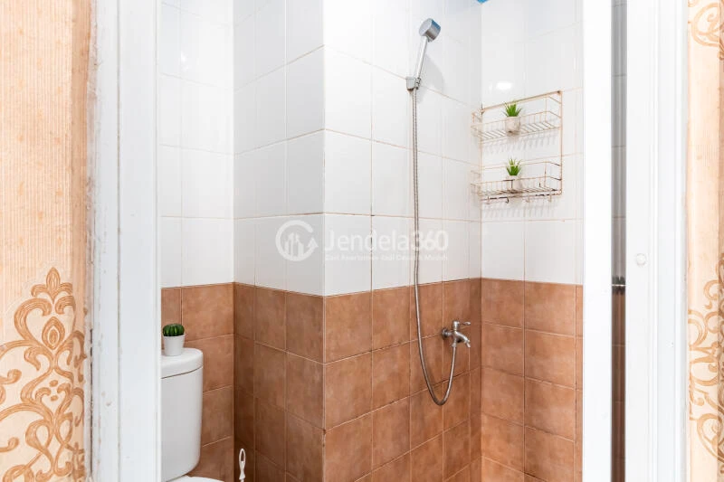 Bathroom High Floor 2BR Apartment with City View at Green Pramuka City Apartment