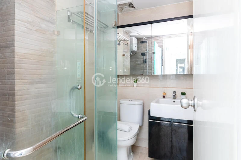 Bathroom High Floor 2BR Apartment with  View at Pakubuwono Terrace