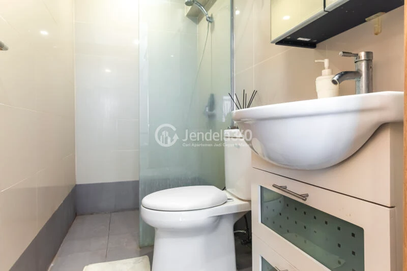 Bathroom Strategic Location 2BR Apartment Middle Floor with City View at Maqna Residence