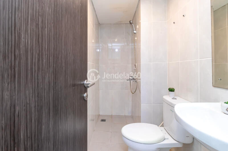 Bathroom Tidy 2BR Apartment Low Floor with City View at Serpong Garden Apartment