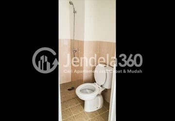 Bathroom Middle Floor Studio Apartment with Taman View at Podomoro Golf View Apartment