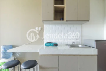 Kitchen Low Floor Studio Apartment with City View at Parkland Avenue Apartment